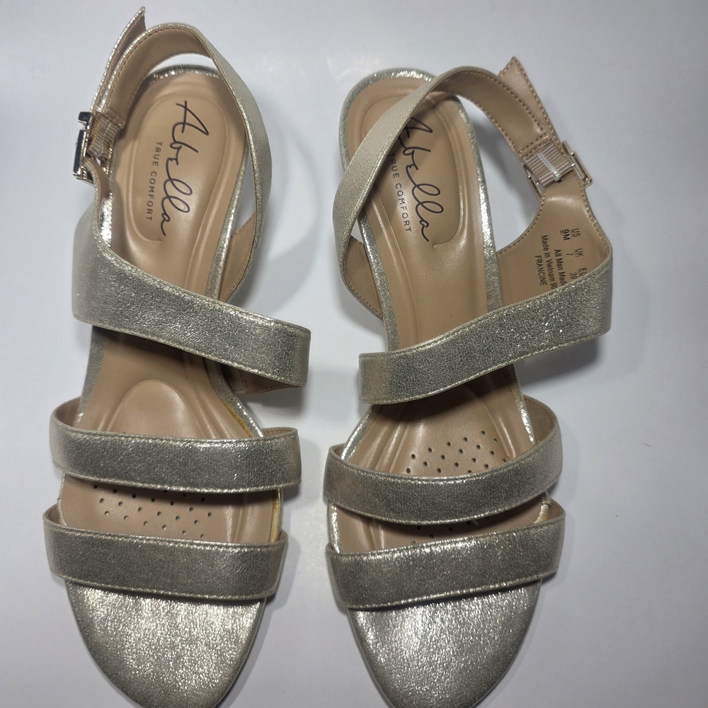 Abella True Comfort Gold Strappy Sandals Women’s Size 9M Open Toe Short Heel